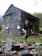 I componenti del GAM rimasti al Bivacco (ecco Marco) si sono adoperati per la cena preparando il fuoco e acqua calda...